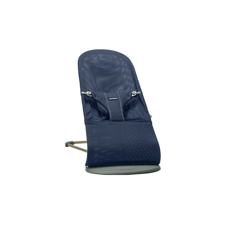 hamaca bliss mesh de babybjorn en color azul marino.