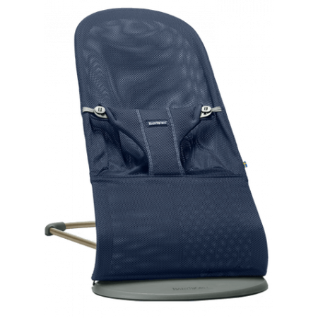 hamaca bliss mesh de babybjorn en color azul marino.