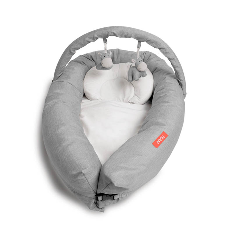 saco nido con arco de juegos de onna en color gris