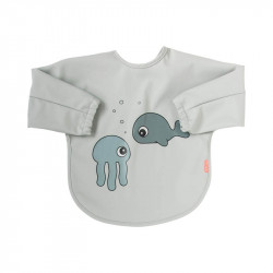 babero con mangas sea friends de done by deer en color grey