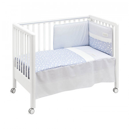 protector y colcha de cuna star de cambrass en color celeste