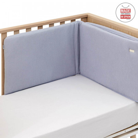 protector y colcha de cuna sky de cambrass en el color celeste