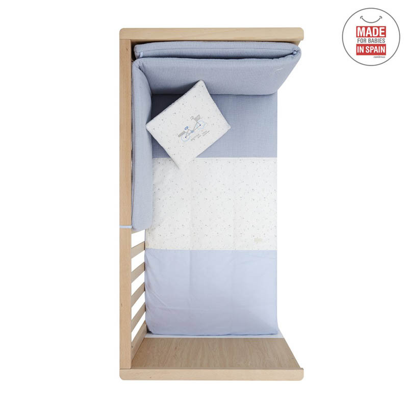 protector y colcha de cuna sky de cambrass en el color celeste