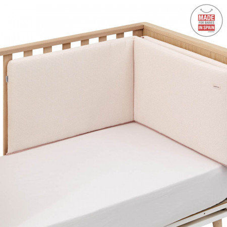 protector y colcha de cuna sky de cambrass en el color rosa