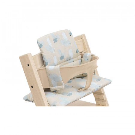 Cojín para silla Tripp Trapp de Stokke en color birds blue, colocado en un baby set.