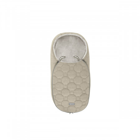 Saco capazo de invierno Inglesina para bebés recién nacidos en color desert beige.