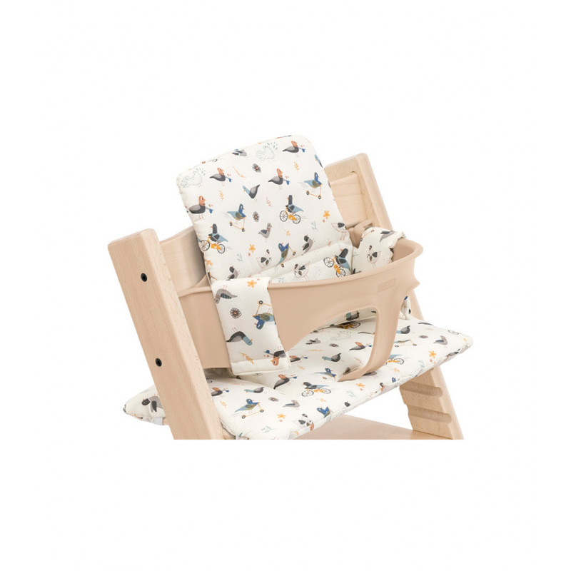 Cojín para silla Tripp Trapp de Stokke en color posh pigeons cream, colocado en un baby set.