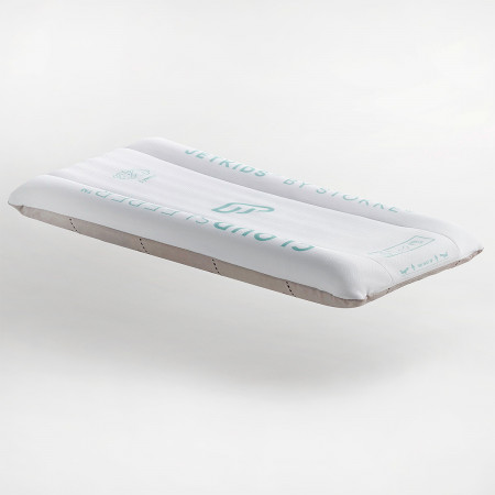 Cama hinchable infantil CloudSleeper de Stokke con protector lateral de longitud completa.