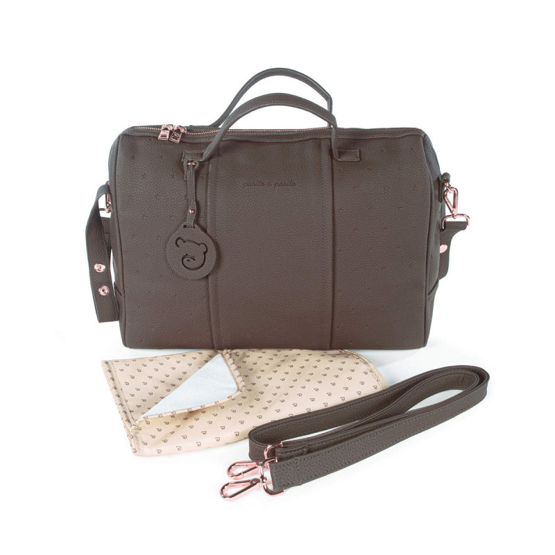 Bolso de paseo London de Pasito a Pasito, incluye un asa larga para colgar en el hombro y asas de mano.