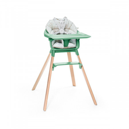 Cojín trona Clikk de Stokke, trona de color verde trebol y patas de madera.