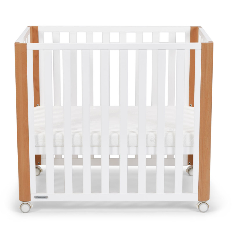 Minicuna Koya 4 en 1 de Kinderkraft, al tener la opción de cuna pequeña, no ocupa mucho espacio en el cuarto.