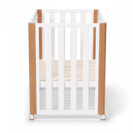 Minicuna Koya 4 en 1 de Kinderkraft, con una estructura hecha de madera natural y resistente.