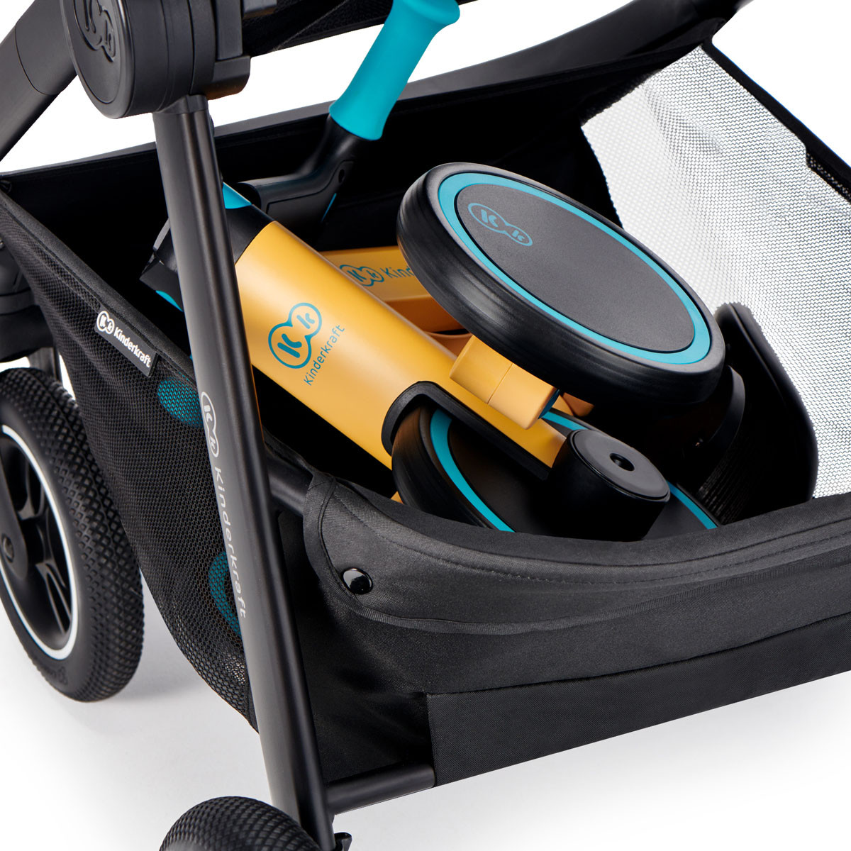 Triciclo 4TRIKE 3 en 1 de Kinderkraft, cabrá en un maletero e incluso en la cesta de tu carrito durante el paseo.