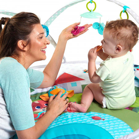 Alfombra de juego Meadow Days Dynamic Gymini de Tiny Love, refuerza el vínculo entre los padres y el bebé.