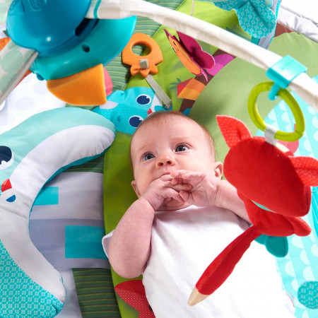 Alfombra de juego Meadow Days Dynamic Gymini de Tiny Love, estimulan los sentidos de tu bebé desde el primer día.