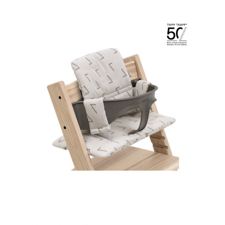 Cojín para silla Tripp Trapp de Stokke, 50 aniversario, colocado en un baby set.