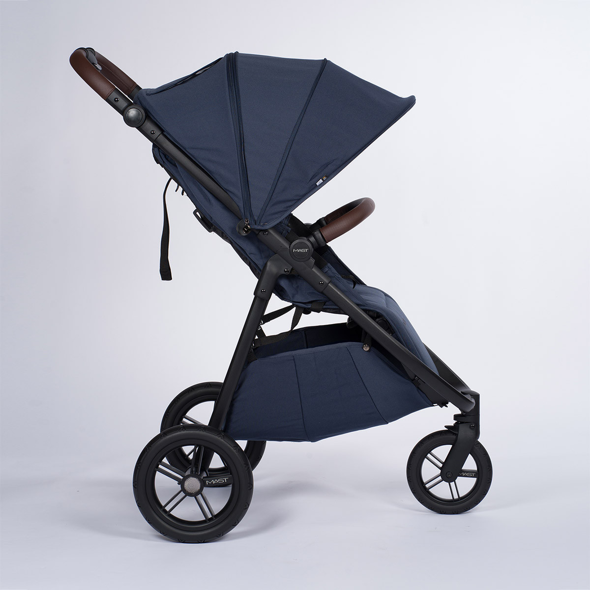 Silla de paseo M.3x de Mast Swiss Design,  con capota parasol extra grande hasta 4 posiciones y protección solar de UV 50+