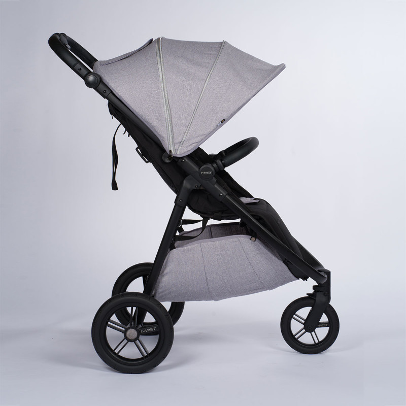 Silla de paseo M.3x de Mast Swiss Design,  con capota parasol extra grande hasta 4 posiciones y protección solar de UV 50+