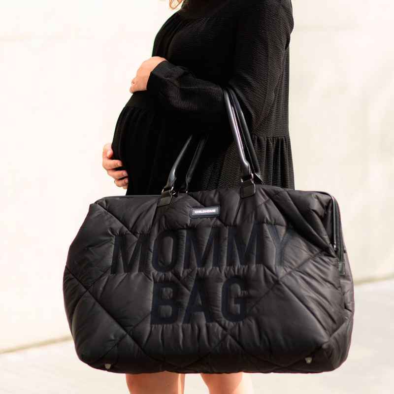 Bolso Mommy Bag de Childhome, esta versión tiene un aspecto más elegante gracias a las palabras bordadas.