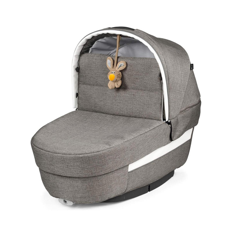 Capazo para la silla Book en color city grey. Si quieres distraer a tu bebé, puedes enganchar un juguete al ojal de la capota.