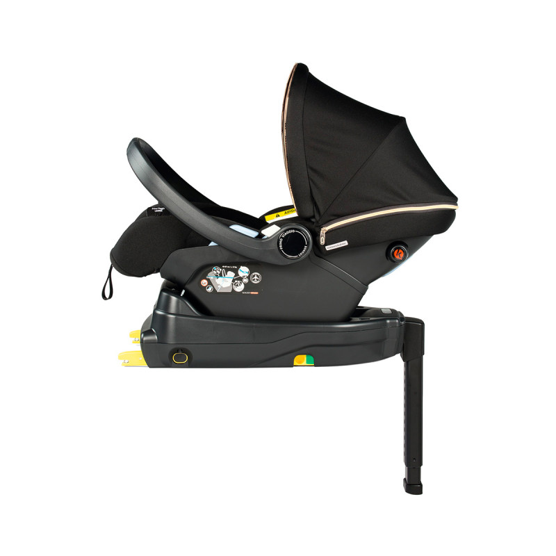 A contramarcha. Se instala con los cinturones de seguridad del automóvil o, si quieres reclinarla, con Base i-Size (accesorio).