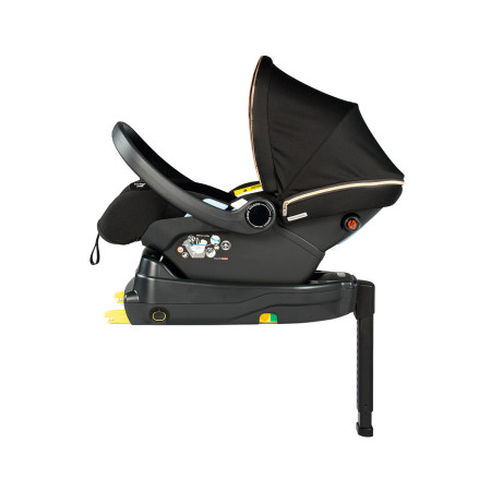 A contramarcha. Se instala con los cinturones de seguridad del automóvil o, si quieres reclinarla, con Base i-Size (accesorio).