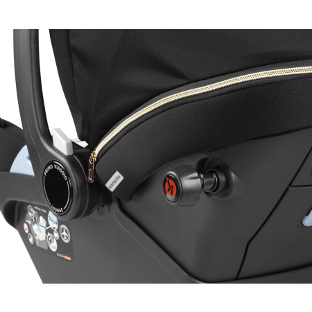 En caso de colisión lateral, esta pieza protege al niño ya que reduce las fuerzas del impacto.