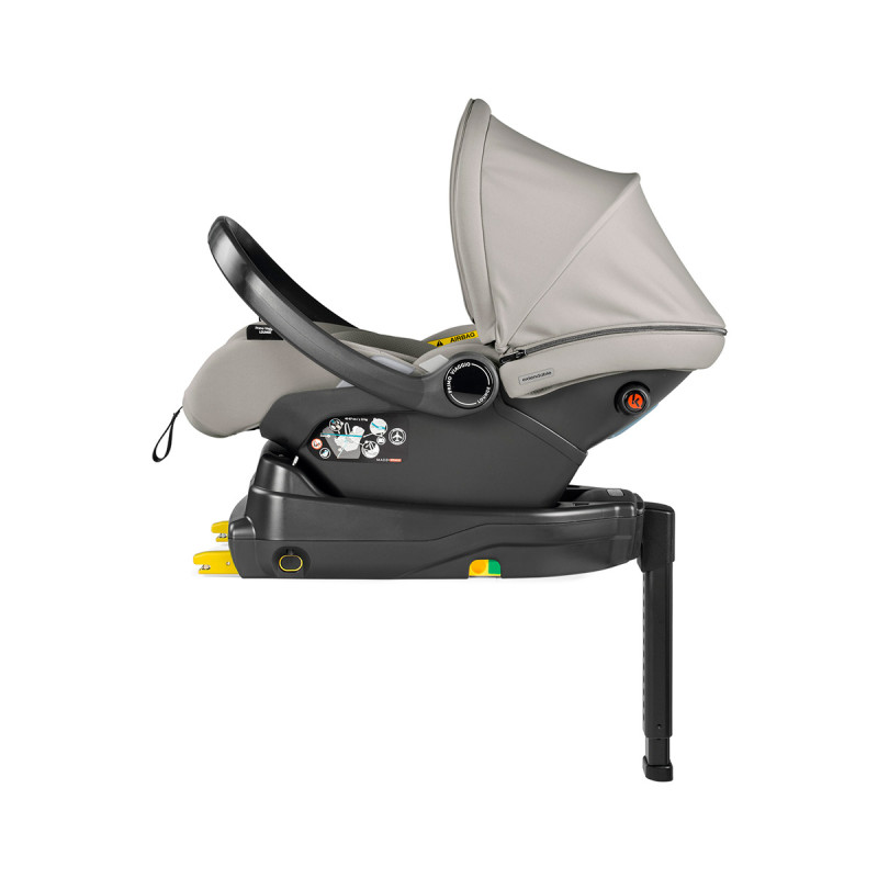 A contramarcha. Se instala con los cinturones de seguridad del automóvil o, si quieres reclinarla, con Base i-Size (accesorio).