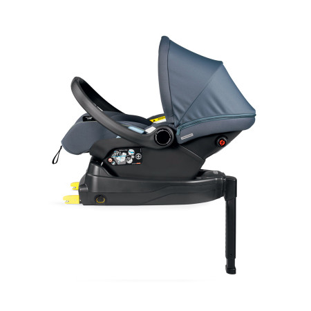 A contramarcha. Se instala con los cinturones de seguridad del automóvil o, si quieres reclinarla, con Base i-Size (accesorio).