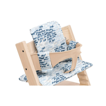 Cojín para silla Tripp Trapp de Stokke en color waves blue, colocado en un baby set.