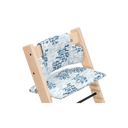 Cojín para silla Tripp Trapp de Stokke en color waves blue, colocado para silla.