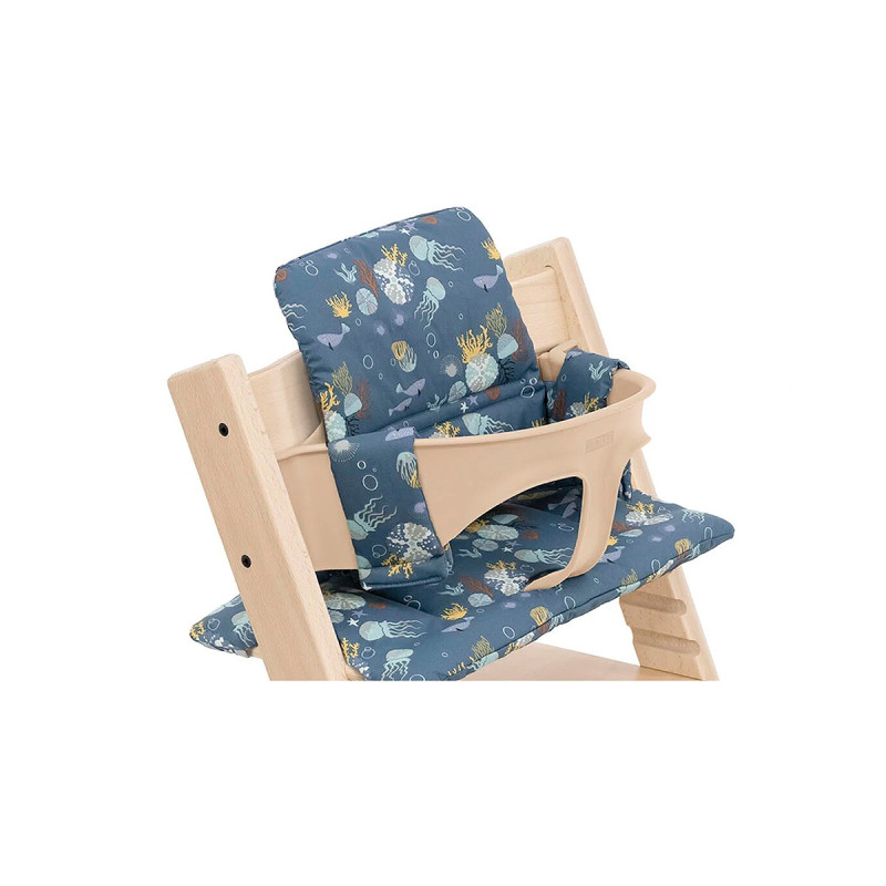 Cojín para silla Tripp Trapp de Stokke en color into the deep, colocado en un baby set.