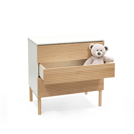 Cómoda cambiador Stokke Sleepi Dresser, diseño escandinavo atemporal, patas de madera maciza y superficie frontal táctil.