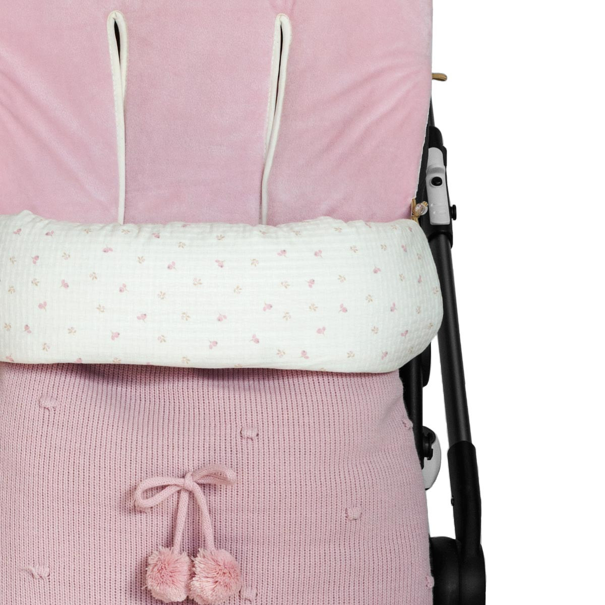 Vista detallada del saco de silla universal para invierno, CATERINA (interior pelo) de Uzturre, en color rosa.