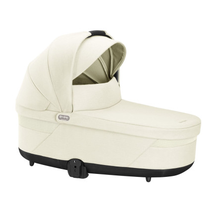 Capazo Cot S Lux 2023, protegerá a tu bebé con la capota solar UPF 50+ XXL, que incluye un visor y una ventana de malla.