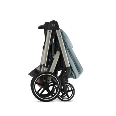 Silla de paseo Cybex Balios S Lux 2023, se pliega fácilmente con una sola mano.