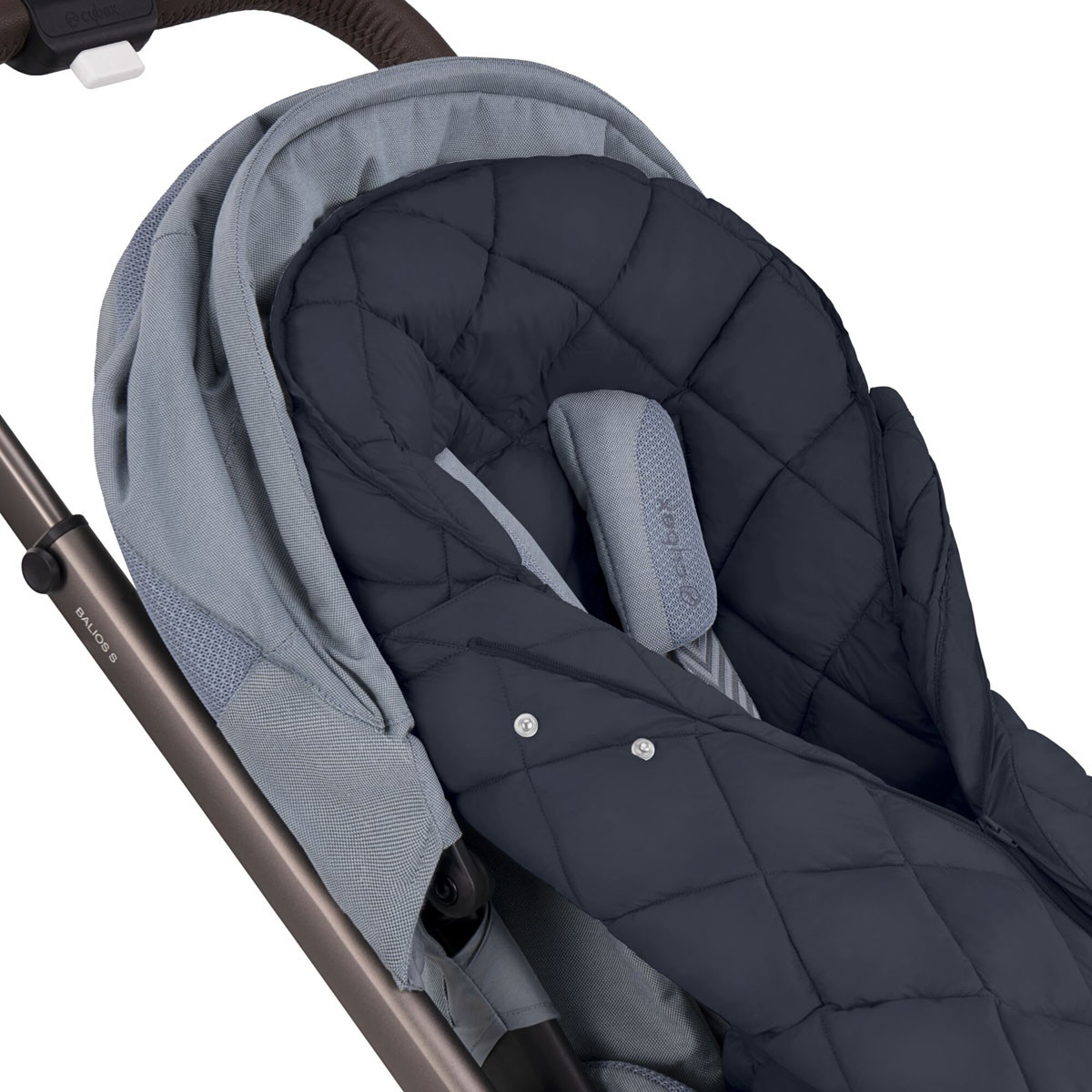 Saco de silla universal Snooga 2 de Cybex, con capota ajustable tanto para el frío como para el calor.