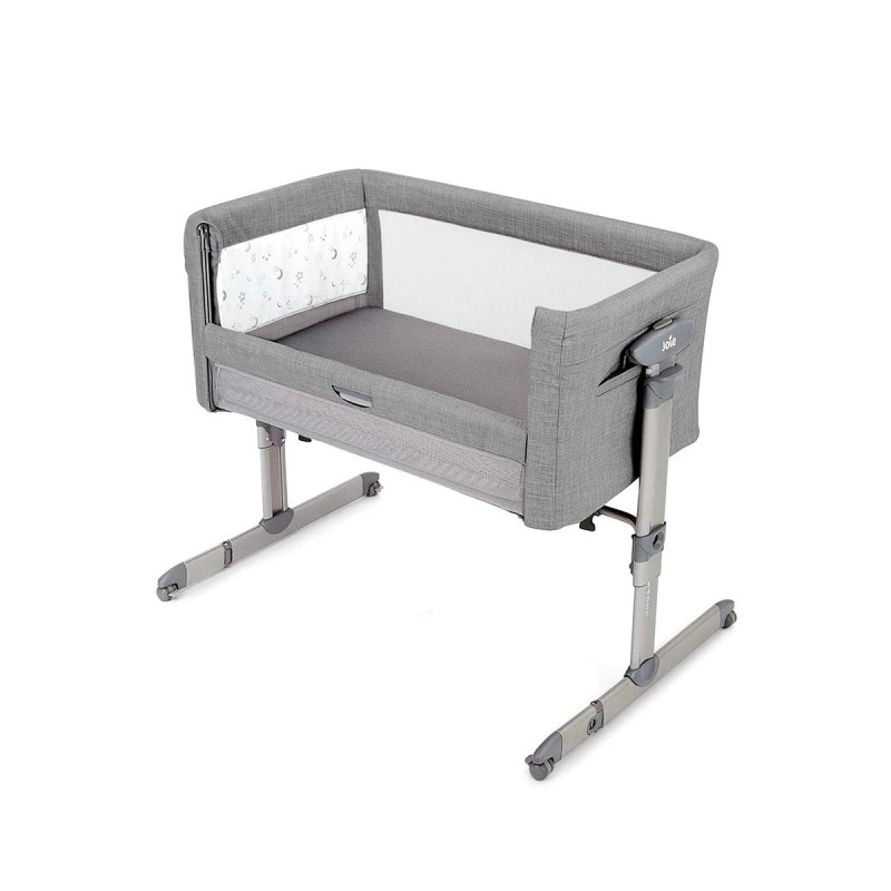 Cuna de colecho ROOMIE GLIDE de Joie, el panel lateral baja fácilmente con una sola mano.