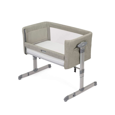 Cuna de colecho ROOMIE GLIDE de Joie, el panel lateral baja fácilmente con una sola mano.