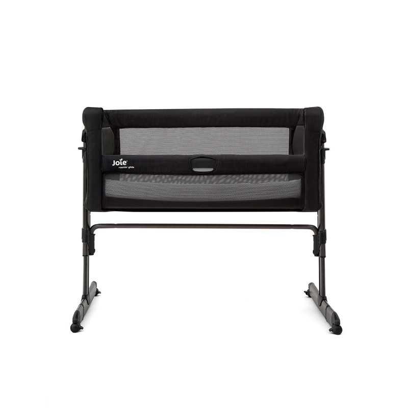 Cuna de colecho ROOMIE GLIDE de Joie, el panel lateral baja fácilmente con una sola mano.