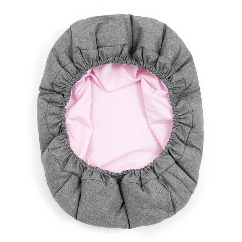 Newborn set para trona Nomi de Stokke, con textil reversible y lavable en color gris, por un lado, y rosa, por el otro.