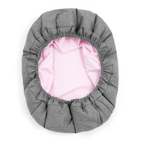 Newborn set para trona Nomi de Stokke, con textil reversible y lavable en color gris, por un lado, y rosa, por el otro.