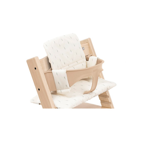 Cojín para silla Tripp Trapp de Stokke en color wheat cream, colocado en un baby set.