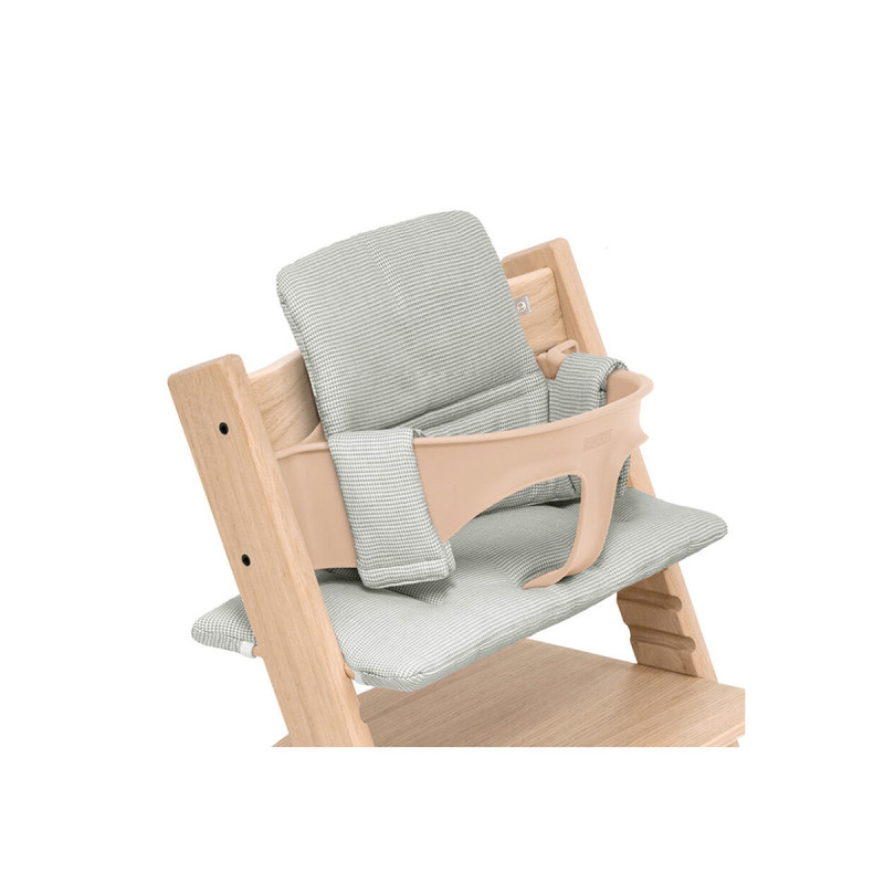 Cojín para silla Tripp Trapp de Stokke en color nordic grey, colocado en un baby set.