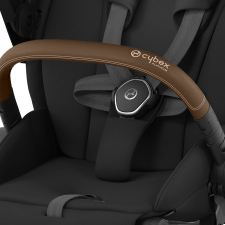 Silla de paseo Priam Platinum de Cybex, su arnés con sistema “One Pull” sujeta a tu bebé en cuestión de segundos.
