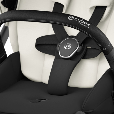 Silla de paseo Mios Platinum de Cybex, arnés con sistema “One Pull” hace que el ajuste sea fácil y más cómodo para tu bebé.