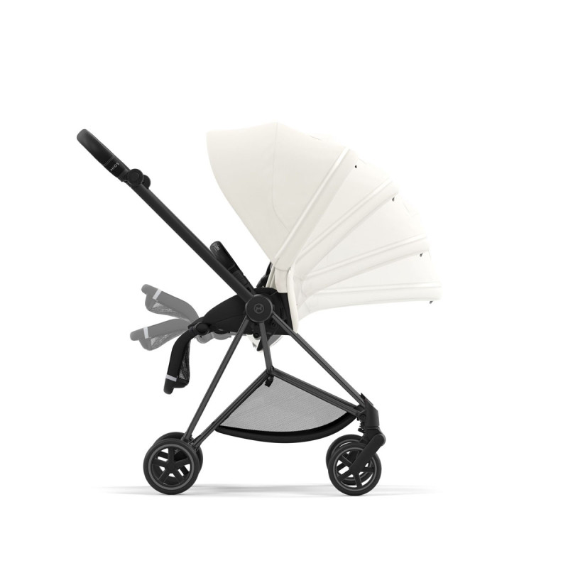 Silla de paseo Mios Platinum de Cybex, asiento reversible y reclinable en posición horizontal con una sola mano.