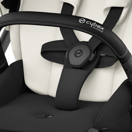 Silla de paseo Mios Platinum de Cybex, arnés con sistema “One Pull” hace que el ajuste sea fácil y más cómodo para tu bebé.