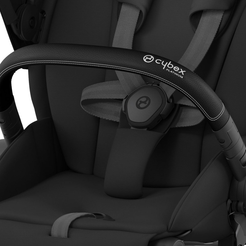Silla paseo inteligente e-Priam Platinum de Cybex, arnés con sistema “One Pull” hace que el ajuste sea fácil y más cómodo.