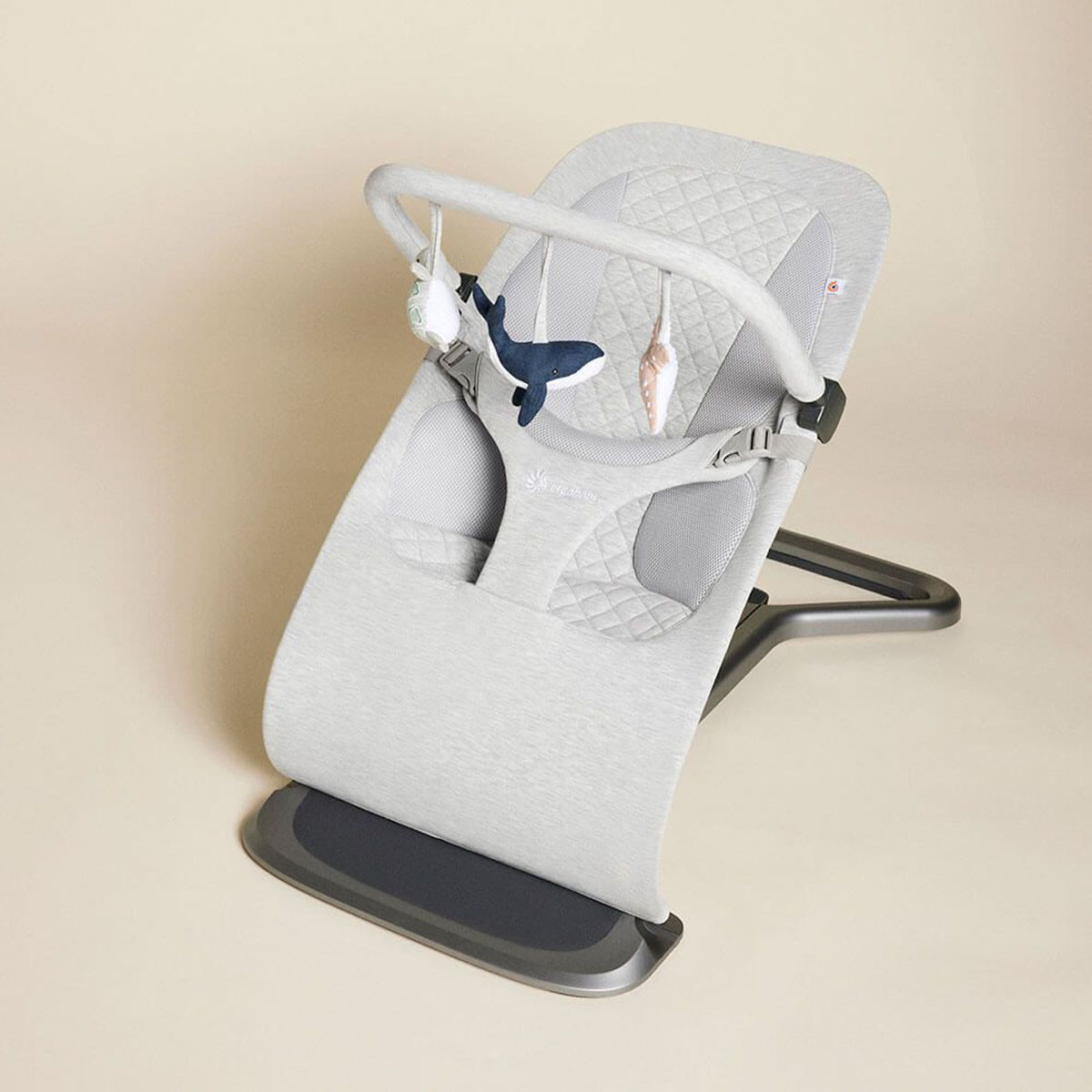 ergobaby arco de juegos para hamaca evolve instalado gris